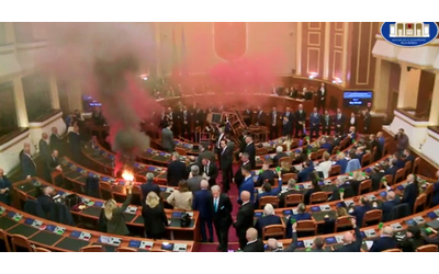 fumogeni in aula rischio incendio nel parlamento albanese la protesta dei deputati d opposizione contro il primo ministro edi rama