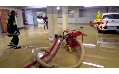 garage allagati e idrovore in azione oltre 180 interventi dei vigili del fuoco nel modenese per i danni dovuti al maltempo video