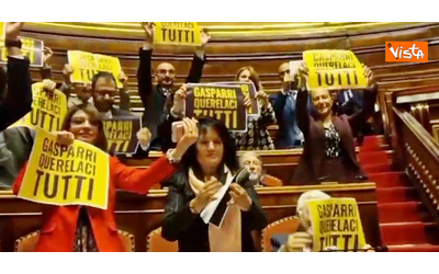 “Gasparri, querelaci tutti”: protesta con cartelli del M5s in Senato. La Russa: “Che bellezza, tanto non vi inquadrano”