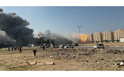 gaza attacchi aerei sugli edifici di khan younis la fuga della popolazione per mettersi in salvo