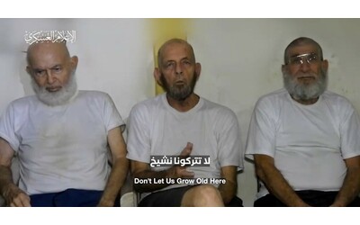 gaza hamas diffonde un video con tre ostaggi israeliani siamo anziani e malati cronici non fateci invecchiare qui