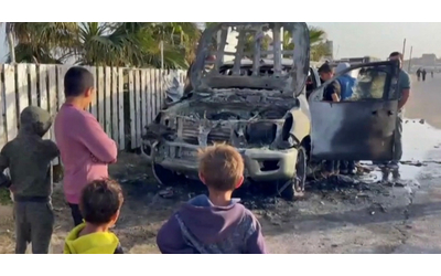 gaza il video dell auto della ong statunitense distrutta dal raid aereo israeliano