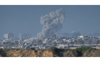 Gaza, Israele nei campi profughi coi reparti di terra. Nei raid oltre 100...