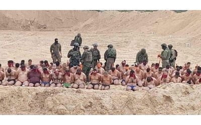 Gaza, l’esercito israeliano diffonde foto di prigionieri bendati, spogliati...