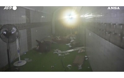 gaza l esercito israeliano diffonde video di un tunnel scoperto a khan younis qui tenuti prigionieri 20 ostaggi