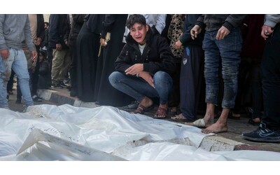 Gaza, la diretta – Colpita sede della Mezzaluna Rossa a Khan Yunis: “Morti e feriti tra gli sfollati”. Due palestinesi uccisi in Cisgiordania
