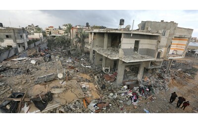 Gaza, la diretta – Hamas: “Tra qualche ora il Qatar annuncerà un accordo sulla tregua con Israele”. Raid sul campo profughi di Nuseirat: almeno 17 morti