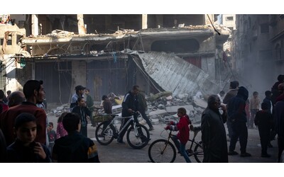Gaza, la diretta – Israele nega piano per spostare la popolazione dalla Striscia. Borrell: “Sanzioni contro i coloni violenti in Cisgiordania”