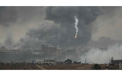 Gaza, la diretta – Raid israeliano su un ospedale Onu: almeno 27 morti. La...