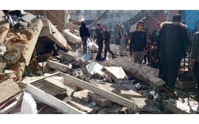 gaza la distruzione dopo un bombardamento a deir al balah i civili si aggirano tra quel che rimane degli edifici