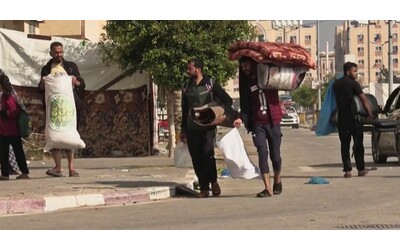 Gaza, le famiglie di sfollate a Khan Younis costrette a spostarsi ancora: il nuovo esodo verso Rafah e il Mediterraneo