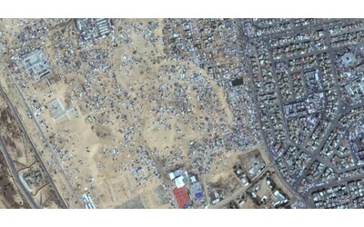 gaza le immagini satellitari mostrano la fuga da rafah dopo l ordine di evacuazione le famiglie si accampano anche sulla spiaggia
