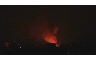 gaza notte di attacchi israeliani su rafah le immagini dell incendio divampato in seguito agli attacchi nel sud della striscia