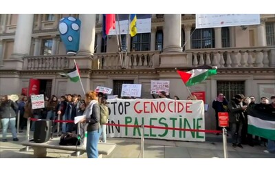 Gaza, studenti occupano la Mole a Torino per chiedere il cessate il fuoco: “Governo Meloni complice del massacro contro i palestinesi”