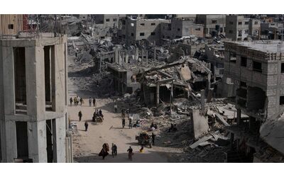 gaza tendopoli in costruzione a khan yunis in vista dell offensiva a rafah l onu chiede inchiesta indipendente su fosse comuni