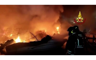 Genova, incendio nella notte nel porto turistico di Prà: otto imbarcazioni ormeggiate distrutte dalle fiamme – Video