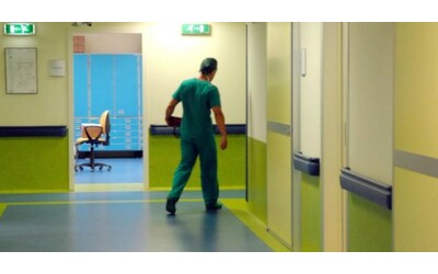 Genova, molestie e abusi su tre pazienti all’ospedale di Arenzano: arrestato un infermiere