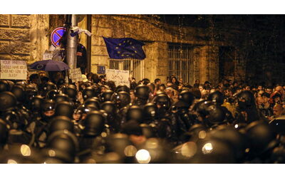 Georgia, la legge anti-ong straniere riporta i cittadini in piazza e preoccupa la Ue: Tbilisi dal sogno europeo alla “risovietizzazione”