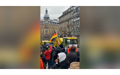 germania la protesta degli agricoltori contro il governo trattori e camion paralizzano il traffico