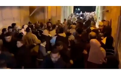 gerusalemme polizia israeliana non fa entrare i palestinesi alla moschea di al aqsa e li allontana con la forza
