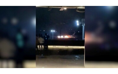 giappone l aereo della japan airlines in fiamme sulla pista dell aeroporto dopo la collisione con il velivolo della guardia costiera