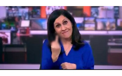 giornalista della bbc non sa di essere in diretta e fa il dito medio la clamorosa gaffe virale video