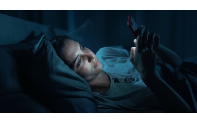 Giornata mondiale del sonno: cos’è la Revenge Bedtime Procrastination che ti fa stare al telefono per ore ‘rubandoti’ il sonno
