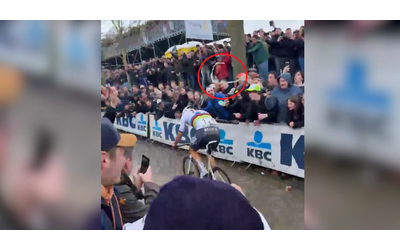 Giro delle Fiandre, lanciano birra contro van der Poel durante la corsa. Gli organizzatori: “Pronti ad andare in Tribunale”