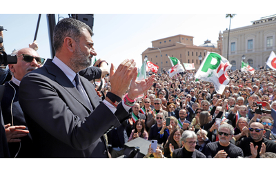 “Giù le mani da Bari”, migliaia in piazza in solidarietà a Decaro. Il sindaco: “Calpestano la città per vincere le elezioni a tavolino”