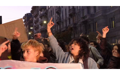 Giulia Cecchettin, al corteo di Milano il dito medio indirizzato al Tribunale: “Simbolo del patriarcato e della violenza istituzionale”