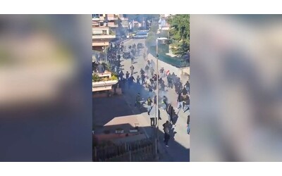 Giulianova-Teramo, scontri tra tifoserie prima del derby. Lancio di oggetti e bastonate: la rissa ripresa dalle finestre – Video