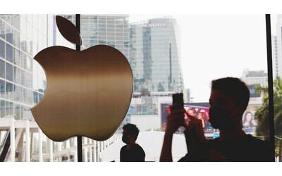 Gli Stati Uniti fanno causa ad Apple: “Violate le leggi antitrust, ha un monopolio illegale sugli smartphone”. E il titolo crolla in Borsa