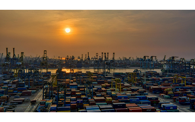 Gli Usa stanziano miliardi per sostituire le gru dei propri porti. “Possono diventare un’arma della Cina”