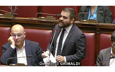Grimaldi (Avs) elenca le mance alle aree da cui sono stati eletti ministri e parlamentari del centrodestra: “Soldi al golf club e sci nautico”