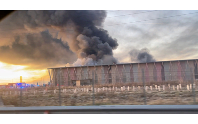 Grosso incendio in Brianza, fiamme e fumo dalla Planet Farms di Cavenago: le immagini dalla A4
