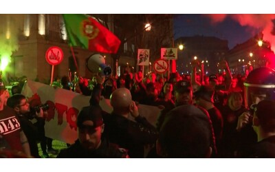 Gruppo nazionalista manifesta a Lisbona contro l’immigrazione. A cinque...