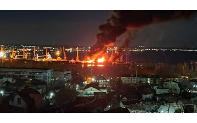guerra in ucraina grande esplosione nel porto di feodosia kiev colpita nave da sbarco russa video