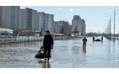 i cambiamenti climatici fanno affogare la russia fiumi straripati a orsk e orenburg diga crollata 156mila case sott acqua