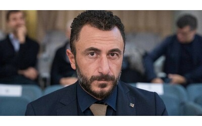 I Carabinieri avevano dato parere negativo sul porto d’armi al deputato Pozzolo. Pd: “Perché la Prefettura lo ha rilasciato?”