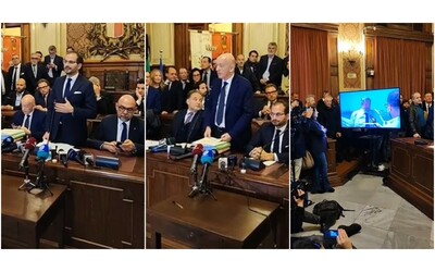 I viceministri e lo schermo tv con la faccia di Emiliano: lo show del centrodestra nell’aula consiliare di Bari per attaccare di nuovo Decaro
