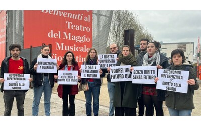“Identificati per due ore dalla Digos per non farci manifestare”: la denuncia degli studenti al centenario dell’università di Firenze