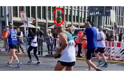 il 70enne moshe lederfien correr la mezza maratona di berlino con un ananas in testa