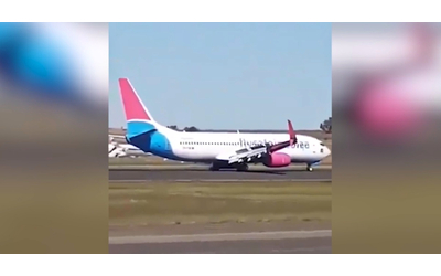 il boeing 737 perde una ruota durante il decollo chiusa per ore la pista dell aeroporto decine di voli in ritardo video