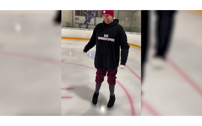 Il campione Kostomarov torna a pattinare con le protesi: “Sto imparando di nuovo”. A inizio anno l’amputazione di mani e piedi