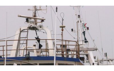 il caso del peschereccio con due nomi due bandiere e due permessi per cacciare tonnellate di tonno nel mediterraneo
