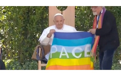 il papa a verona partecipa a l arena della pace i bambini nelle guerre perdono il sorriso e padre zanotelli gli dona la bandiera arcobaleno