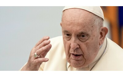 il papa alla cop28 il clima impazzito il risultato di fame di profitto e deliri d onnipotenza basta con le armi investite i soldi nell ambiente