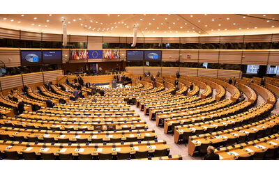Il Parlamento Ue chiede di “contrastare le ingerenze russe”: Fdi, Lega e M5s si astengono