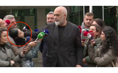 il premier albanese edi rama spintona una giornalista dopo una domanda sul genero di trump la cronista gesto inaccettabile