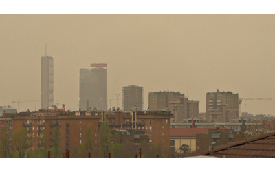 Il pulviscolo sahariano arriva anche a Milano: il cielo tinto di giallo visto...